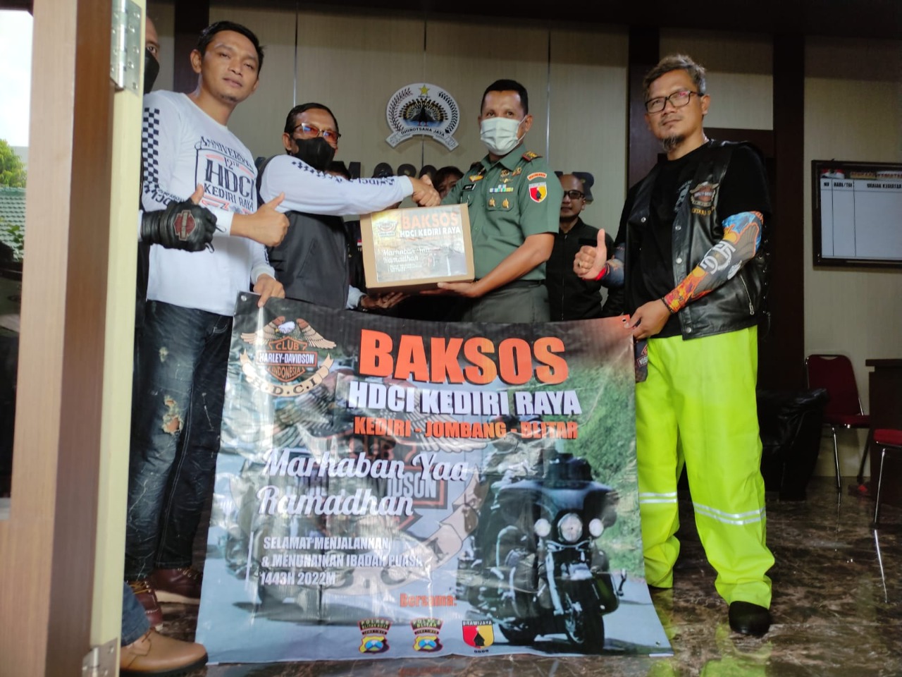 Komunitas Pengendara Motor Membagikan Sebuah Bingkisan yang Istimewa, Rabu (20/04/2022), (Foto: V24/Dedi)