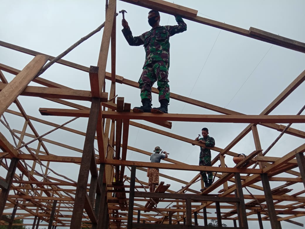 Anggota Satgas Membangun Pondasi Atap Rumah Warga, Kamis (21/04/2022), (Foto: V24/AL)