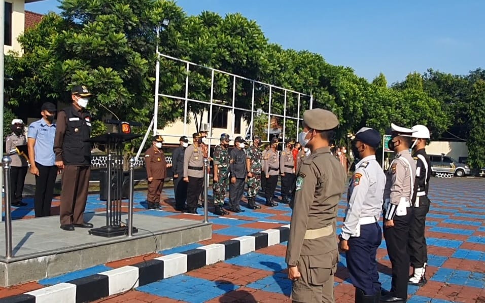 Polri Melakukan Apel Pagi di Siang Hari Menjelang Lebaran, Jumat (22/04/2022), (V24/AL)