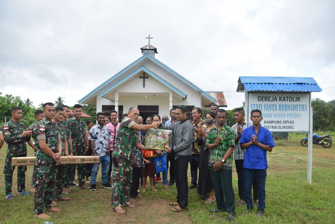 Satgas Memberikan Mesin Potong Rumput Kepada Jemaat Gereja Khatolik , Senin (25/04/2022), (Foto: V24/AL)