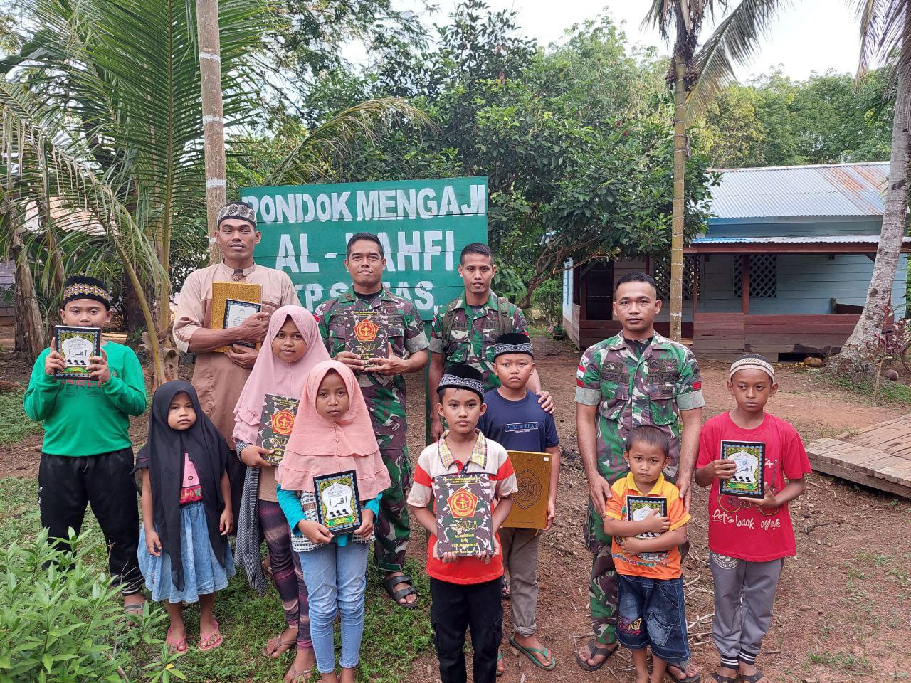 Ustadz Alimun Selaku Imam Mushola Al-Ikhlas Bupul 1 Menyampaikan Ucapan Terima Kasih, Senin (25/04/2022), (Foto: V24/AL)