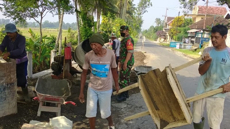 Serma Slamet Puji Laksono, bahu membahu bersama warga masyarakat, Senin (25/04/2022), (Foto: V24/Rudi)