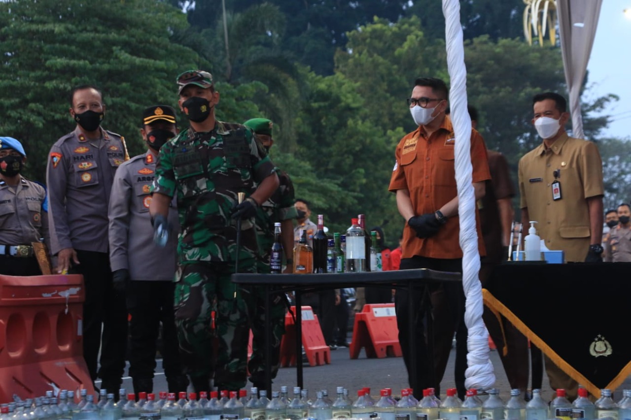 Pemusnahan Miras bertempat di Polres Blitar Kota Jl.Panglima Sudirman Kota Blitar, Senin (25/04/2022), (Foto: V24/Rudi)