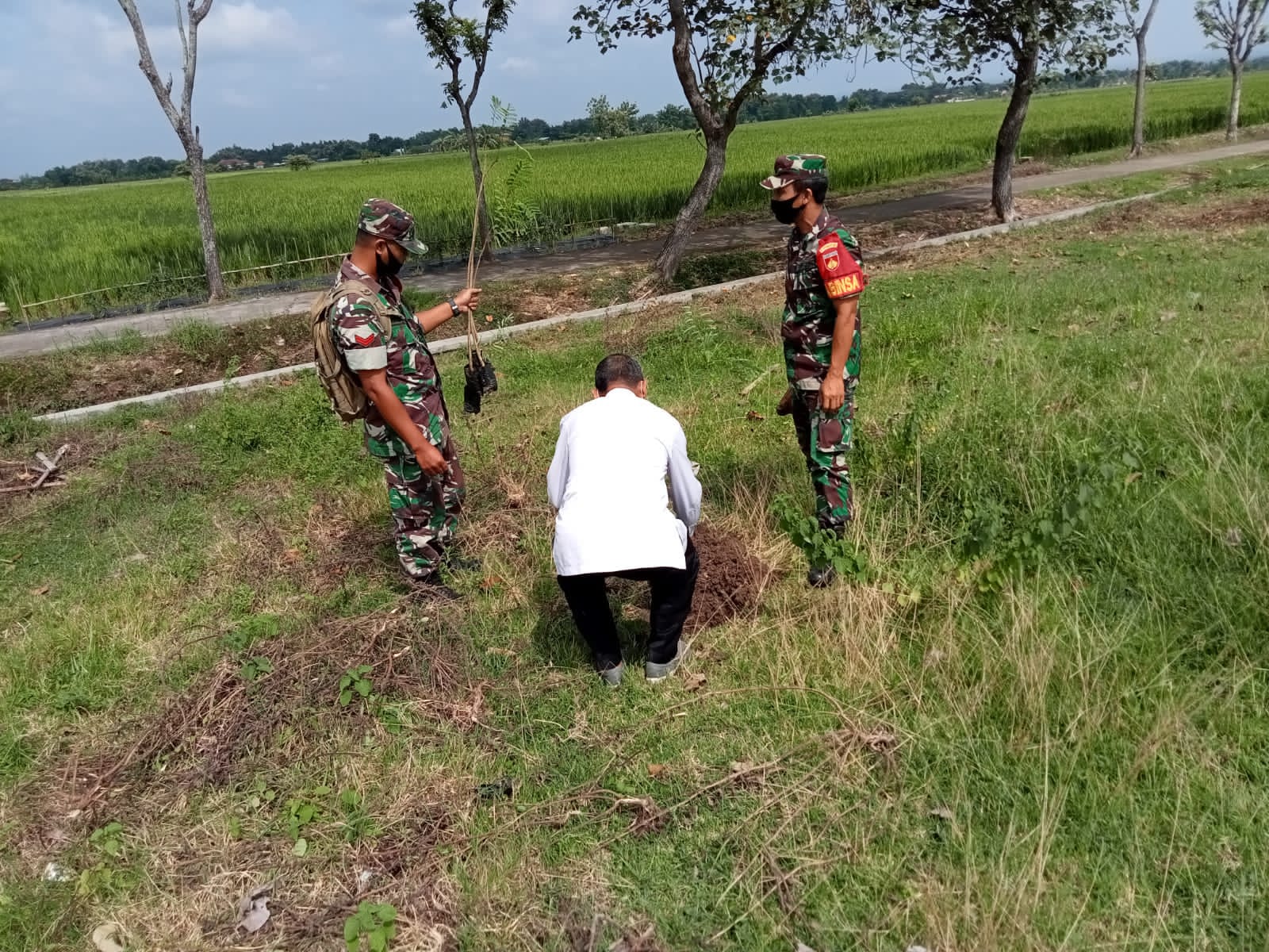 Serda Wahyudi Mengajak Warga Untuk Peduli Lingkungan dengan Bergotong-Royong, Selasa (26/04/2022), (Foto: V24/AL)