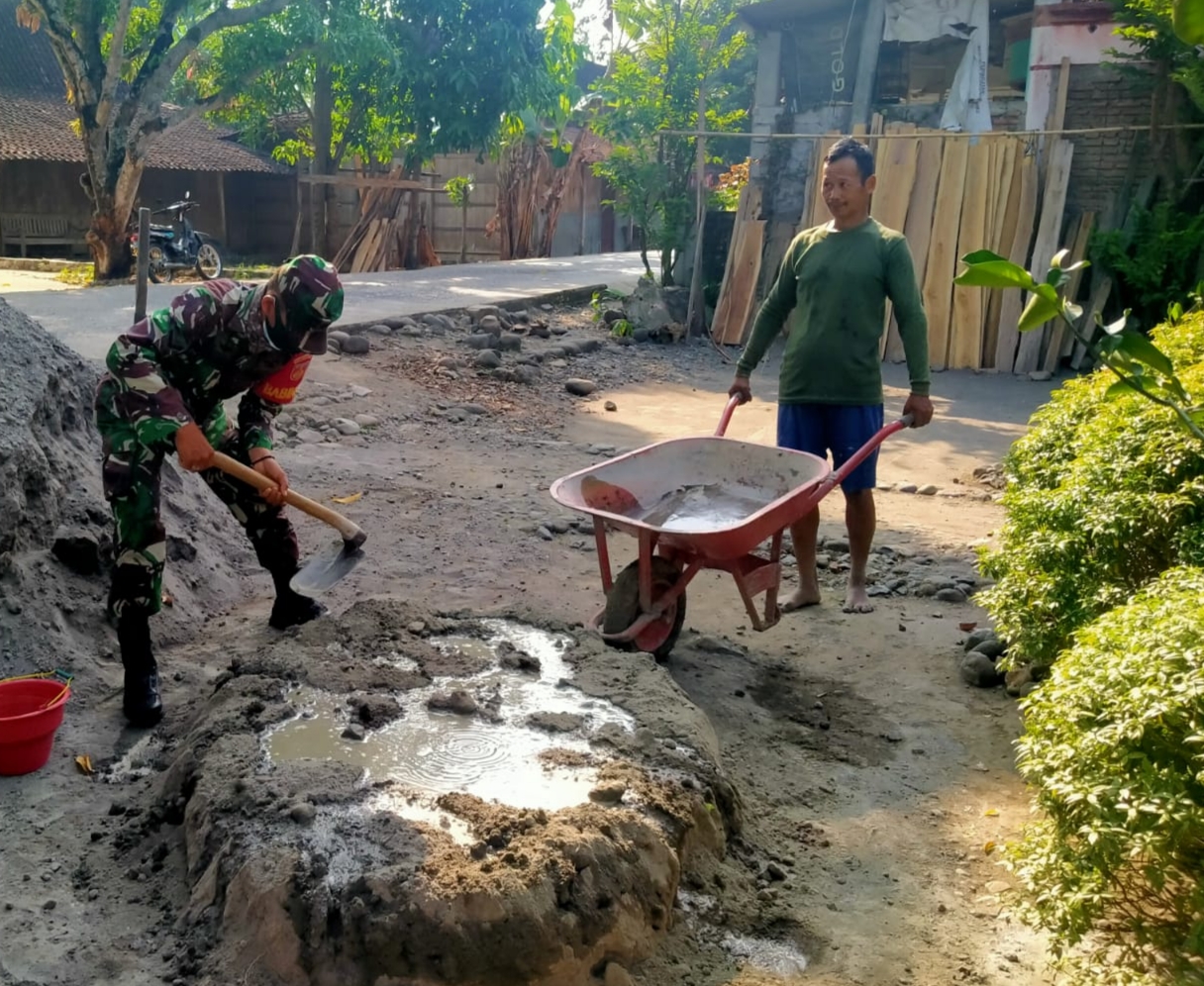 Serda Hari Jumiyanto Melaksanakan Komunikasi Sosial Wilayah Desa Repaking, Selasa (26/04/2022), (Foto: V24/Rudi)