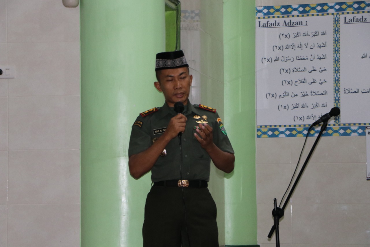 Komandan Kodim 0104/Atim Letkol Inf Agus Al Fauzi, S.I.P., M.I.Pol. Memberikan Santunan, Selasa (26/04/2022), (Foto: V24/AL)