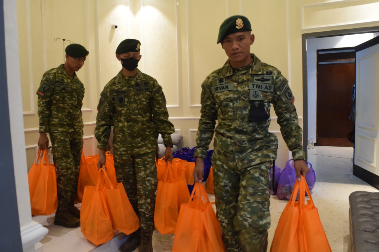 Yonarmed 12/ Divif 2 Kostrad Bagi-bagi Sembako di Tengah Bulan Ramadhan, Selasa (26/04/2022), (Foto: V24/AL)