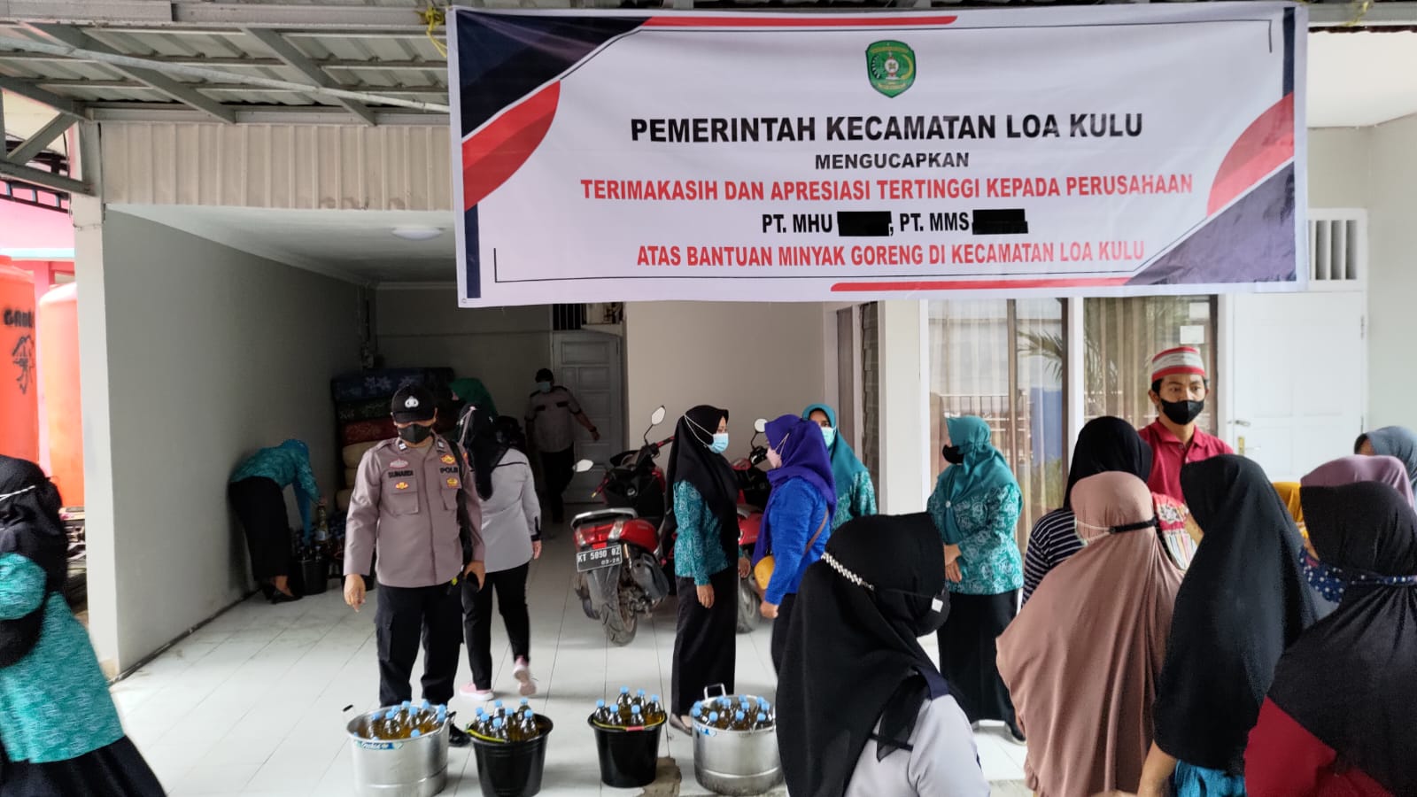 Minyak Goreng Curah Gratis Dari PT.MHU Dan PT.MMS Yang Diserahkan Kepada Pemerintah, Rabu (27/04/2022), (Foto: V24/AL)