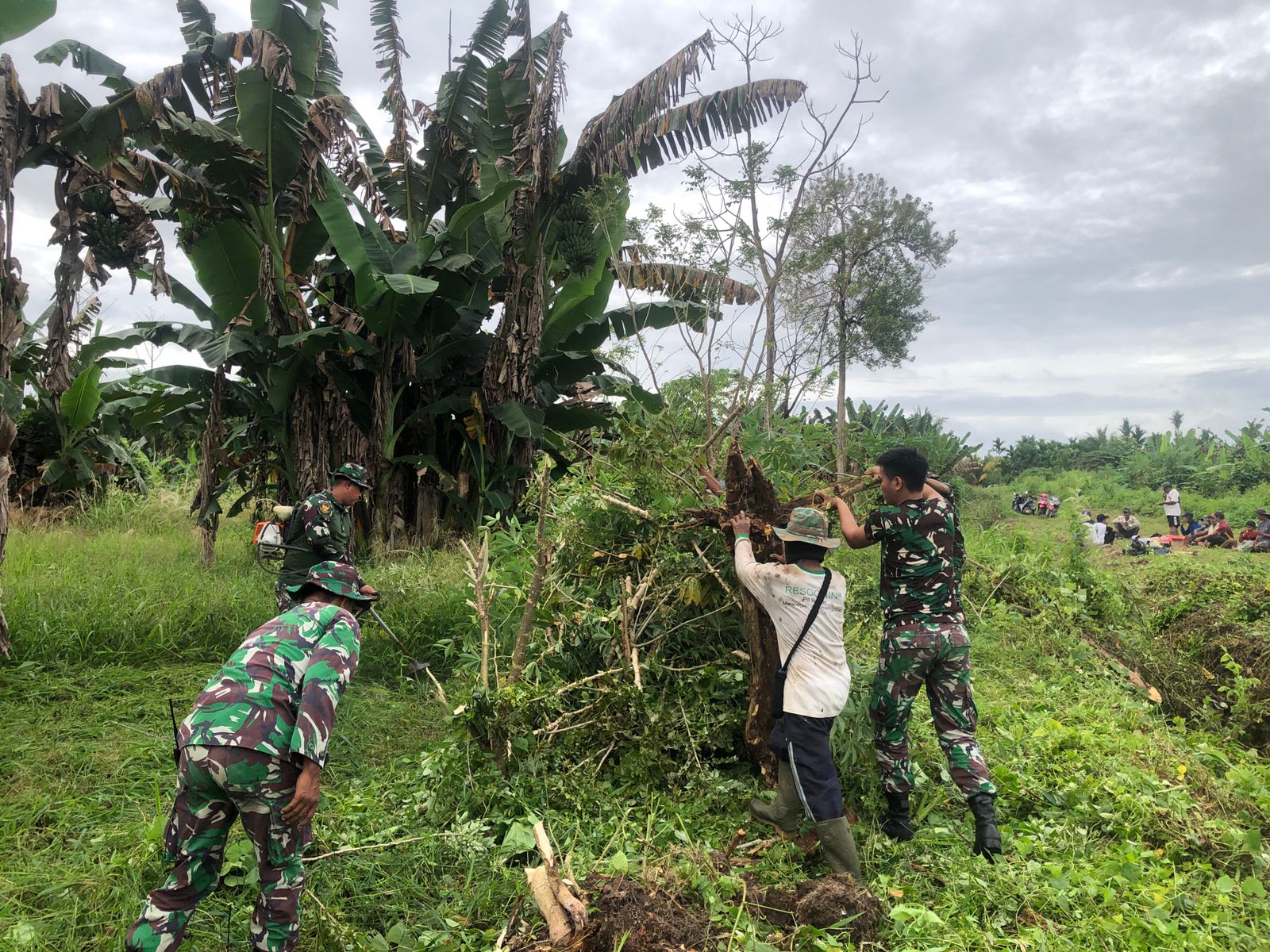 Kegiatan Berlangsung Dipimpin Oleh Danpos Yamara Beserta 10 Orang Anggota, Jumat (29/04/2022), (Foto: V24/AL)