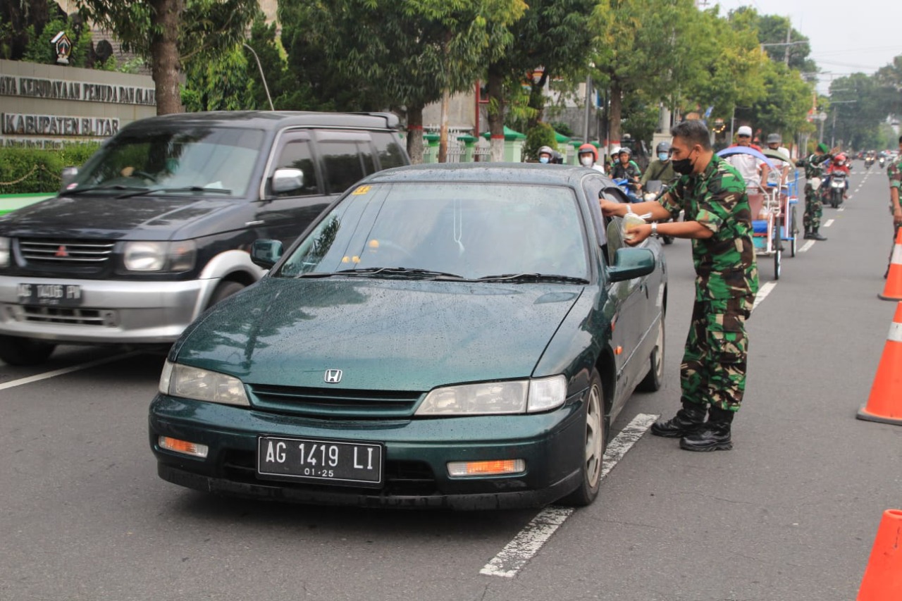 TNI Berbagi Takjil Kepada Pengguna Jalan yang Melintas, Rabu (27/04/2022), (Foto: V24/Madli)