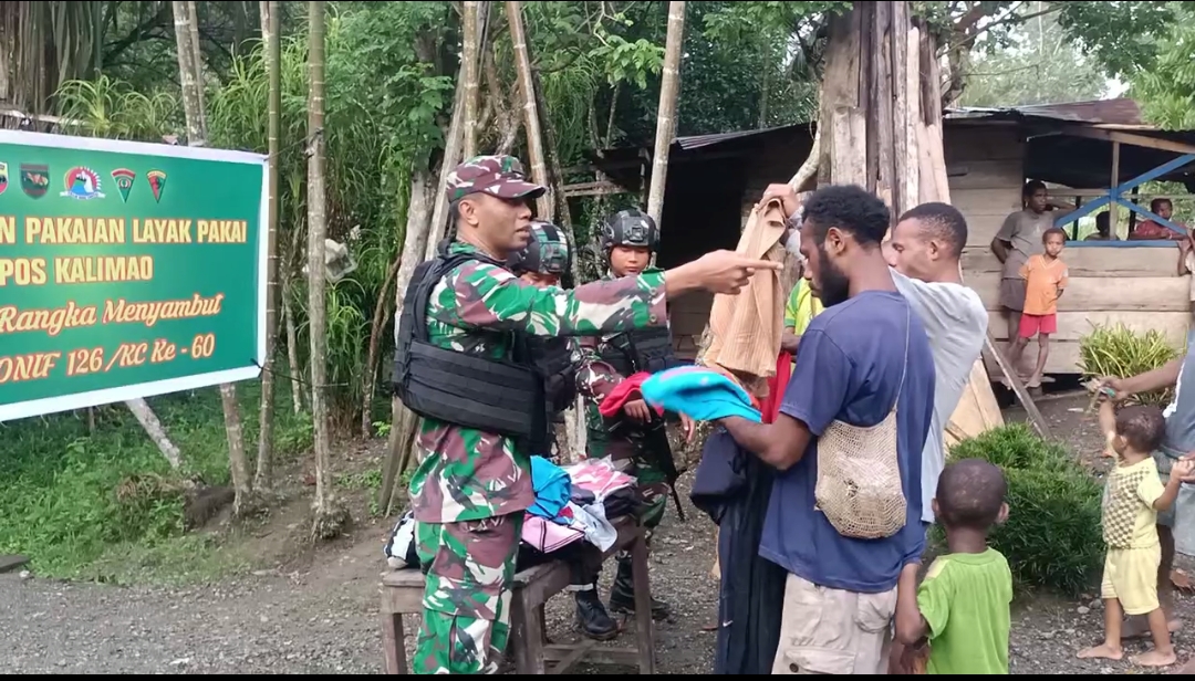 Bapak Jems Maunda (46) yang Merupakan Kepala Kampung Yuwainda Melakukan Koordinasi, Sabtu (30/04/2022), (Foto: V24/AL)