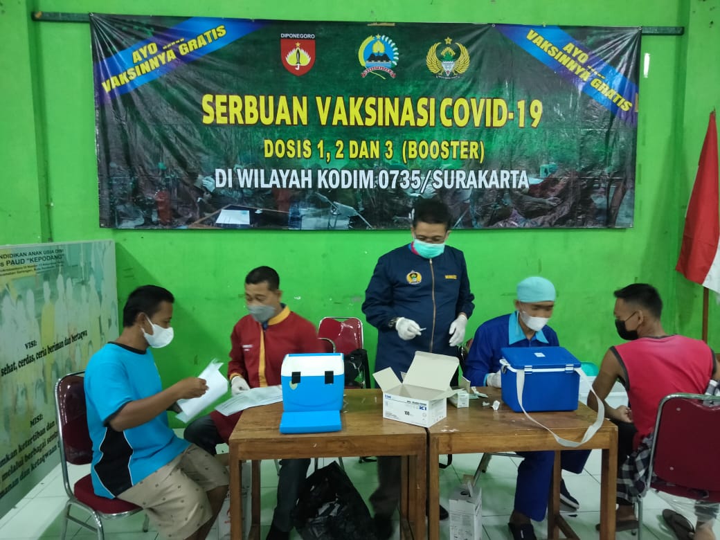 Kegiatan Serbuan Vaksin di Pantau Oleh Dandim 0735 Surakarta Letkol Inf Devi Kristiono , Jumat (29/04/2022), (Foto: V24/AL)