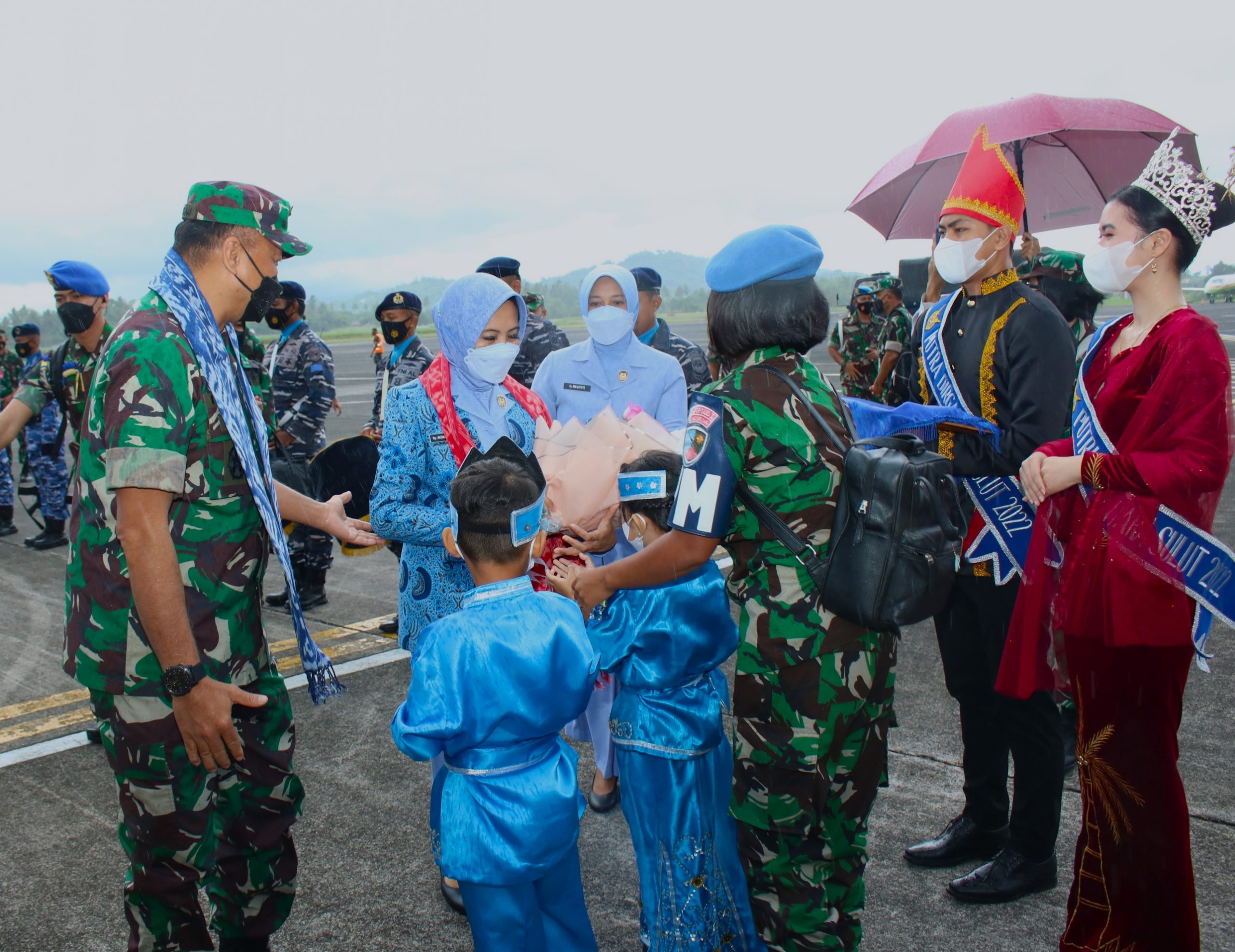 Kunjungan Kerja Kasau Disuguhi Tari Kabasaran, Tarian Perang Rakyat Minahasa, Senin (09/05/2022), (Foto: V24/AL)