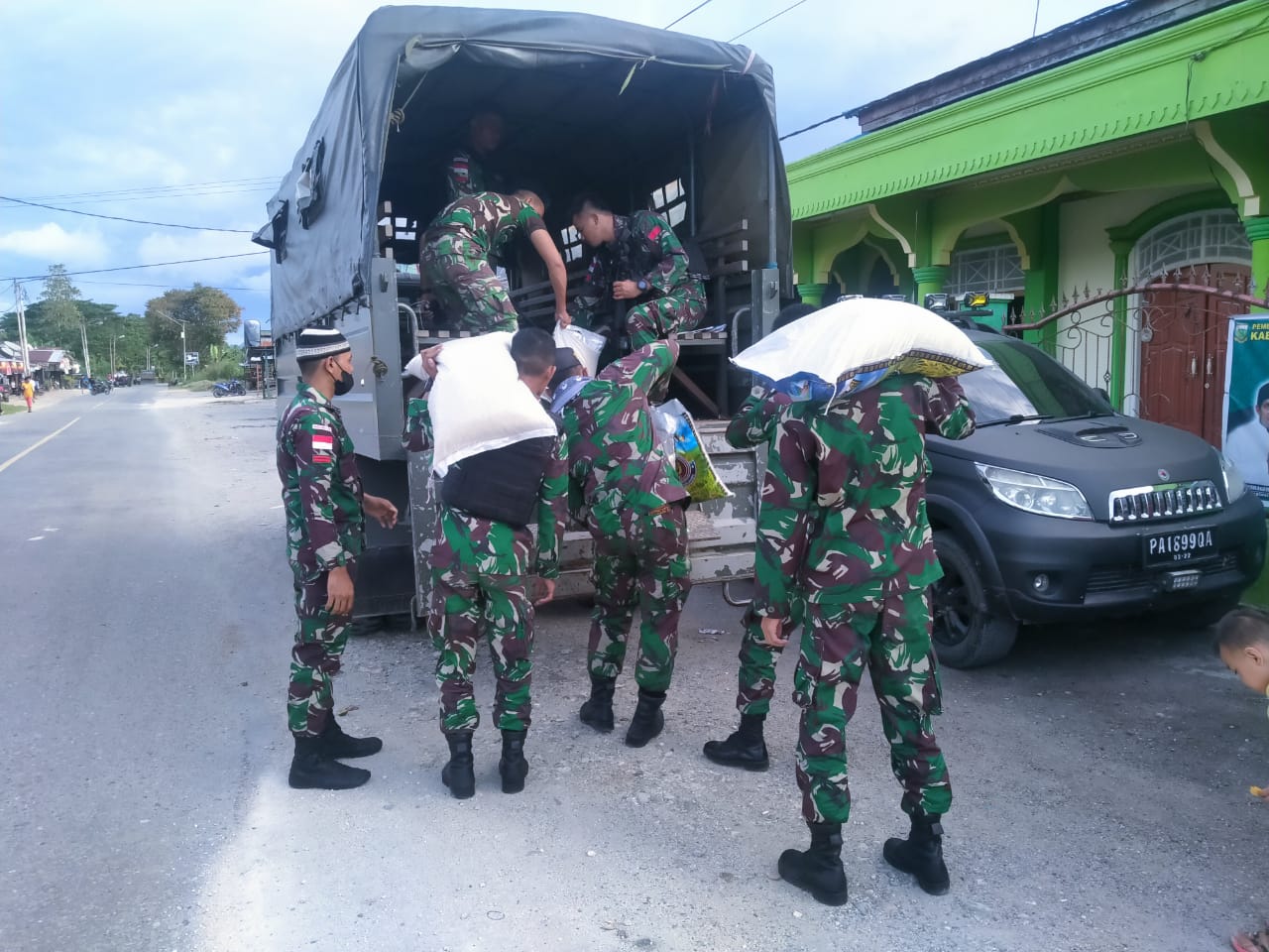 Penyaluran Zakat Fitrah yang Dipimpin Oleh Wadanpos Sertu Kasmar, Minggu (01/05/2022), (Foto: V24/AL)