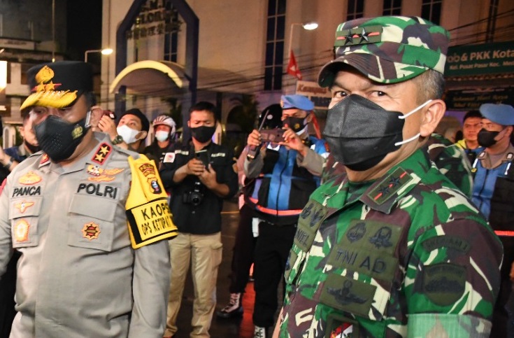 PJU TNI-Polri Malam Melakukan Patroli Pengamanan, Senin (02/05/2022), (Foto: V24/M.anwar)