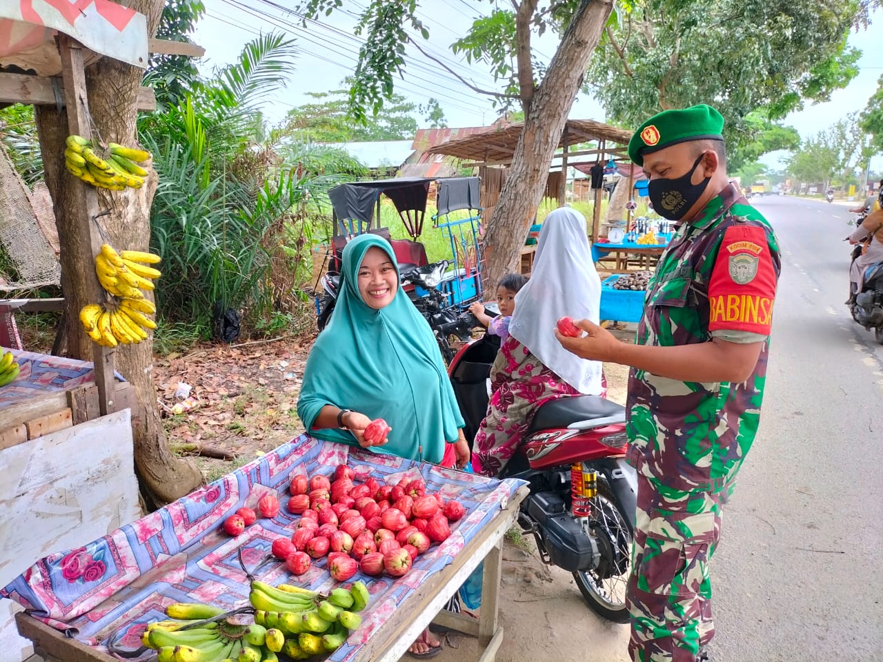 Sertu Azlin Babinsa Koramil 22/Langsa Barat Terlihat Sedang Turun ke Kedai-Kedai, Selasa (03/05/2022), (Foto: V24/AL)