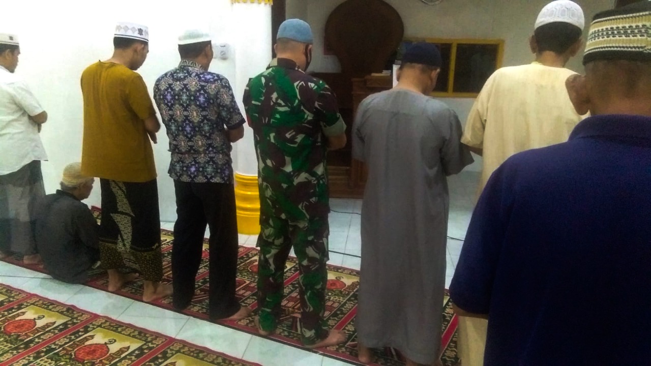 Shalat Subuh Berjama’ah Bersama Masyarakat di Masjid Baitul Al Hikmah, Rabu (04/05/2022), (Foto: V24/AL)