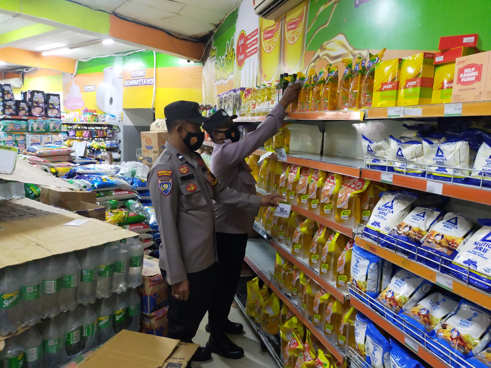 Tidak Luput dari Pemeriksaan Petugas Guna Memastikan Stok Minyak Goreng Aman, Rabu (04/05/2022), (Foto: V24/AL)