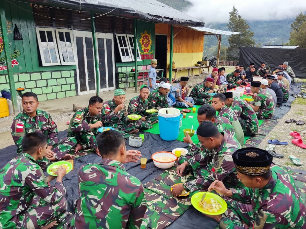 Warga Yang Tinggal di Sekitar Pos Kotis dan Turut Berkunjung di Pos Kotis, Rabu (04/05/2022), (Foto: V24/AL)