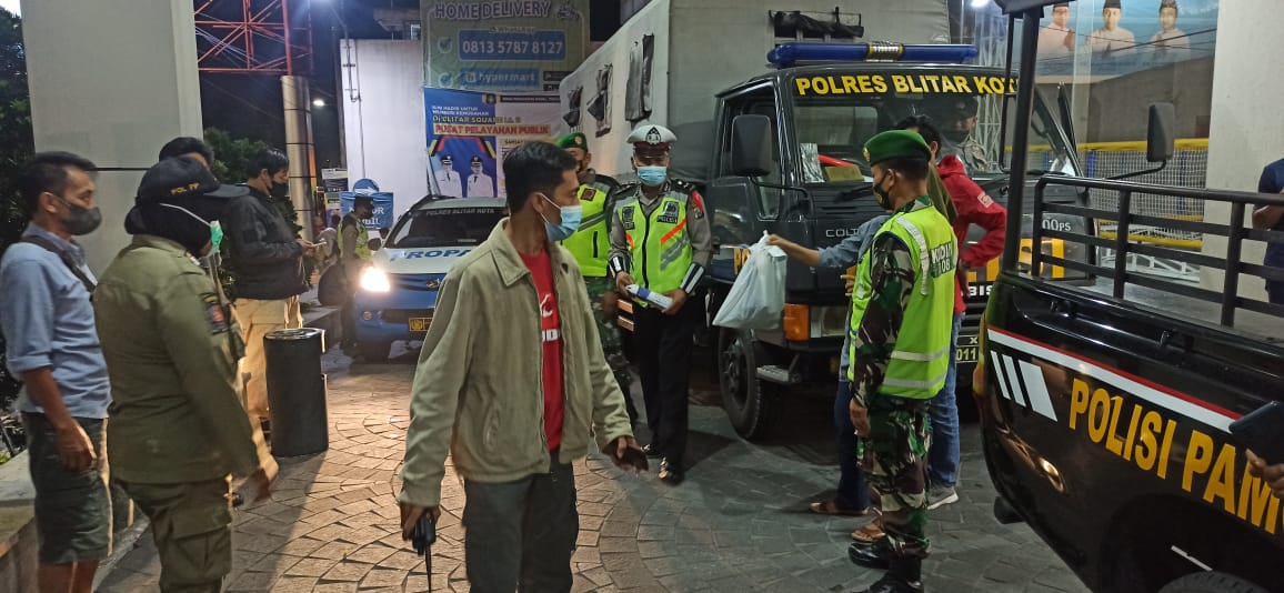 petugas gabungan yang terdiri dari Kodim 0808/Blitar bersama Polres Blitar, Kamis (05/05/2022), (Foto: V24/Madli)