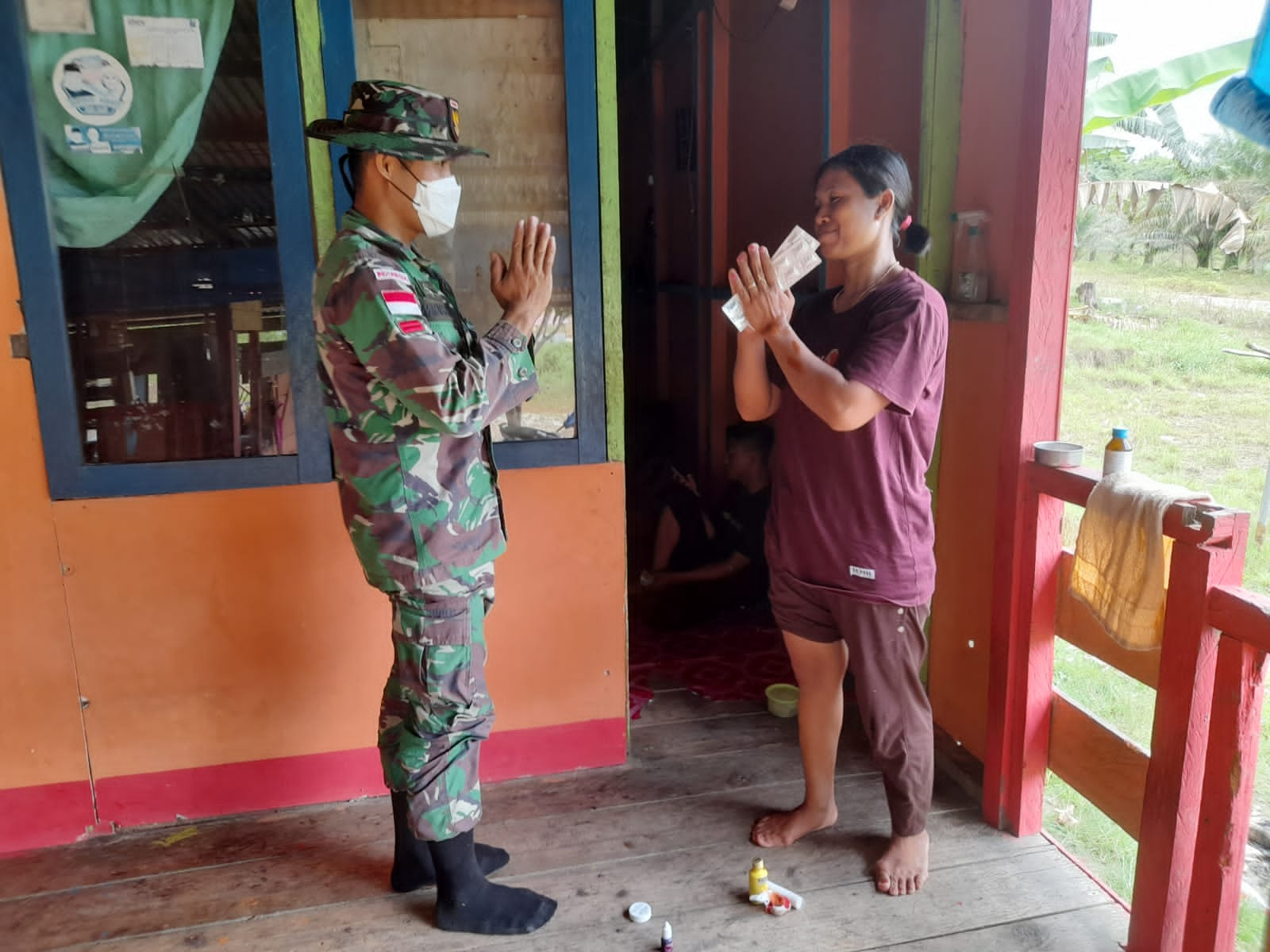 Tenaga Kesehatan Pos Berjongkong Mendatangi Rumah Ibu Sri Wahyuningsih (37Th), Jumat (06/05/2022), (Foto: V24/AL)