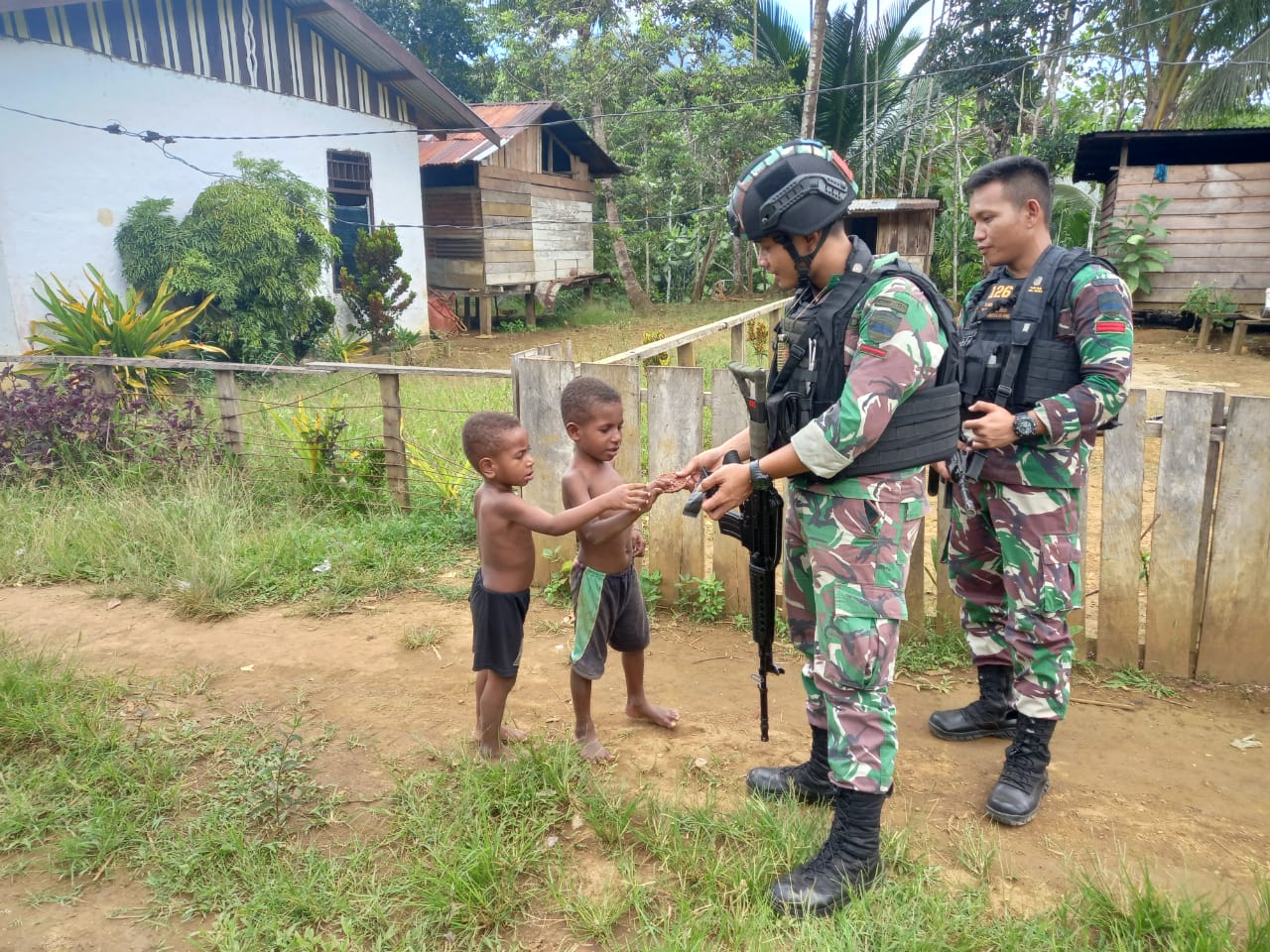 Yonif 126/KC Membagikan Makanan Berupa Biskuit Kepada Anak-Anak, Sabtu (07/05/2022), (Foto: V24/AL)