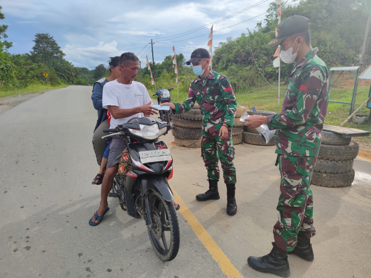 Babinsa Membagikan Masker Kepada Warga yang Melintas di Depan Dalduk Pos Koki Balai , Sabtu (07/05/2022), (V24/AL)