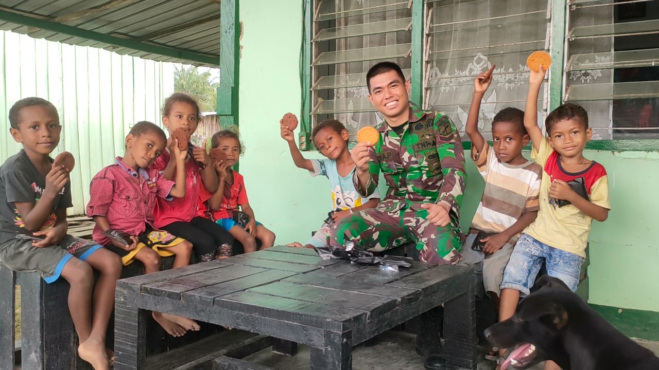 Keakraban TNI dengan Anak-Anak Papua Terlihat di Pos TNI Arso Tami di Desa Tami, Sabtu (07/05/2022), (V24/AL)