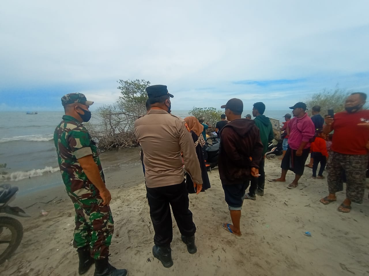 Aparat Kepolisian dan Tim SAR Langsa Dan Aceh Timur Masih Melakukan Pencarian, Sabtu (07/05/2022), (Foto: V24/AL)