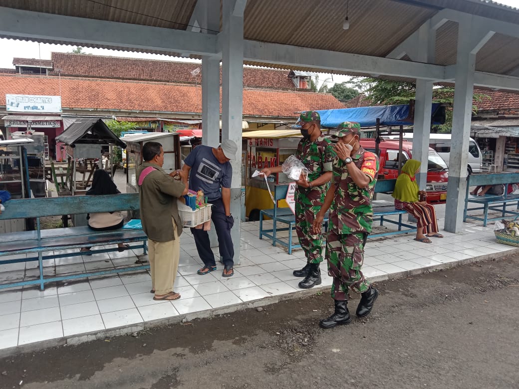 Pembagian Masker Dilakukan di Terminal Karanggede Dukuh Kebonan Desa Kebonan, Senin (09/05/2022), (Foto: V24/Rudi)