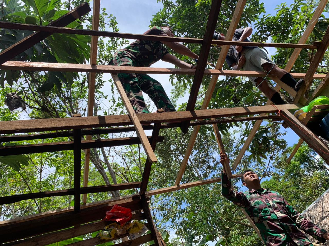 Satgas Membantu Perehaban Rumah Bapak Marji dengan Mengirim 2 Orang Anggota, Senin (09/05/2022), (Foto: V24/AL)