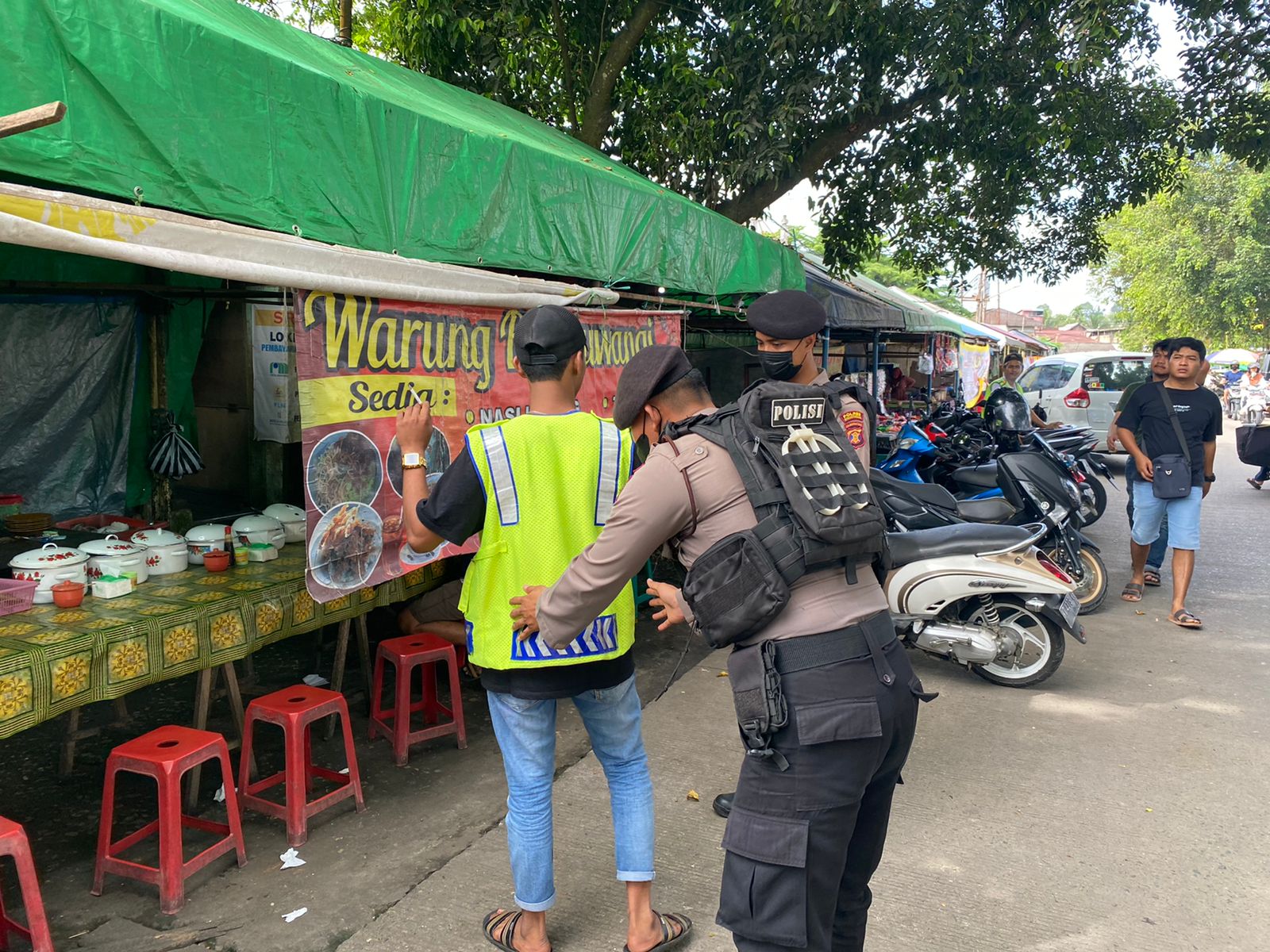 Kasi Humas AKP I Ketut Kartika Memerintahkan Personilnya untuk Melaksanakan Patrol, Rabu (11/05/2022), (Foto: V24/AL)