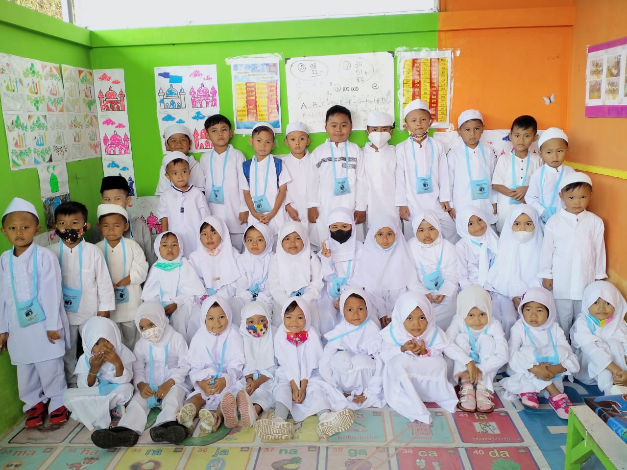 Siswa-Siswi TK dan dari Siswa-Siswi PAUD Lainnya Mengenakan Pakaian Ikhram, Kamis (12/05/2022), (Foto: V24/AL)