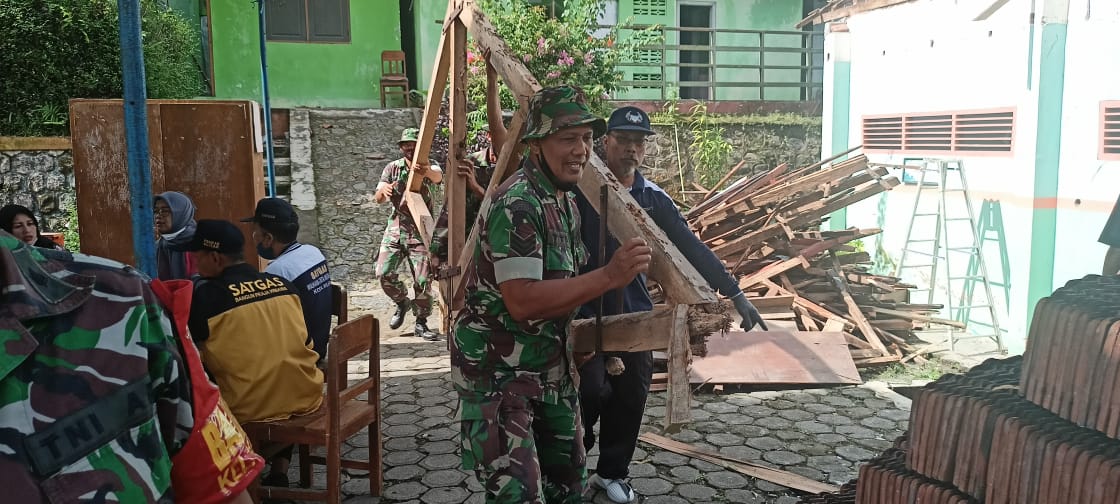 SD Negeri 04 Tegalsari Kecamatan Wlingi Kabupaten Blitar Mengalami Kerusakan, Sabtu (14/05/2022), (V24/Madli)