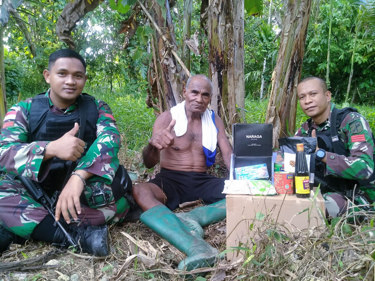 Yonif 711/Rks memberikan bantuan Sembako kepada warga Kampung Arso, Sabtu (14/05/2022), (Foto: V24/AL)