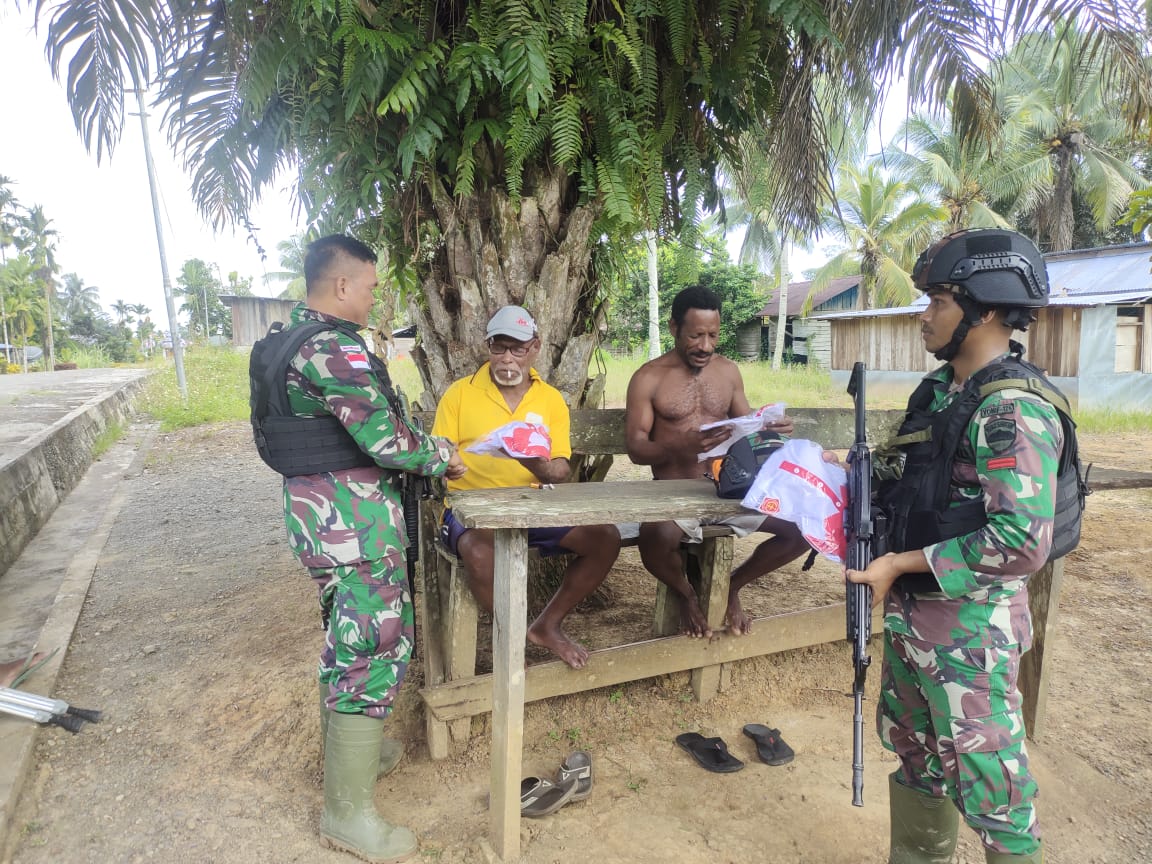 Danpos Kotis Membagikan Kaos Sargal dari Mabes TNI dan Memberikan Naraga, Minggu (17/04/2022), (Foto: V24/AL)