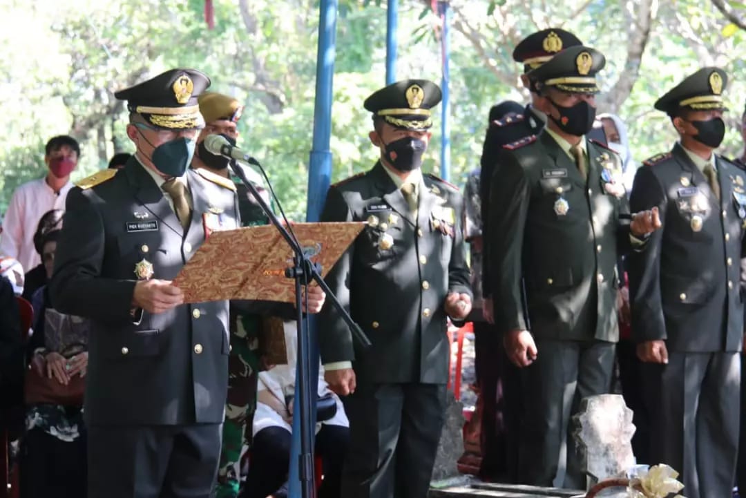 Pemakaman Militer Almarhum Mayjen TNI (Purn) Ahmad Supriyadi, Minggu (15/05/2022), (Foto: V24/AL)