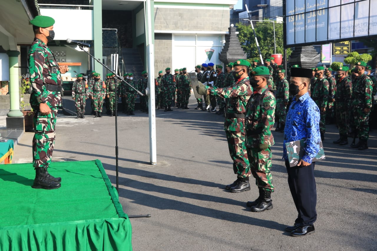 Upacara Bendera Tujuh Belasan Bulan Mei 2022 Ini, Diikuti Oleh Anggota Kodim 0808/Blitar, Selasa (19/04/2022), (Foto: V24/Madli)