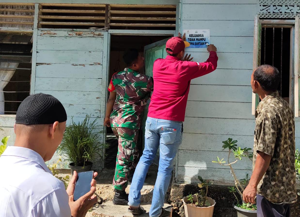 Koptu Hadi Purnomo Bersama Perangkat Desa Melakukan Pemasangan Stiker, Minggu (22/05/2022), (Foto: V24/AL)