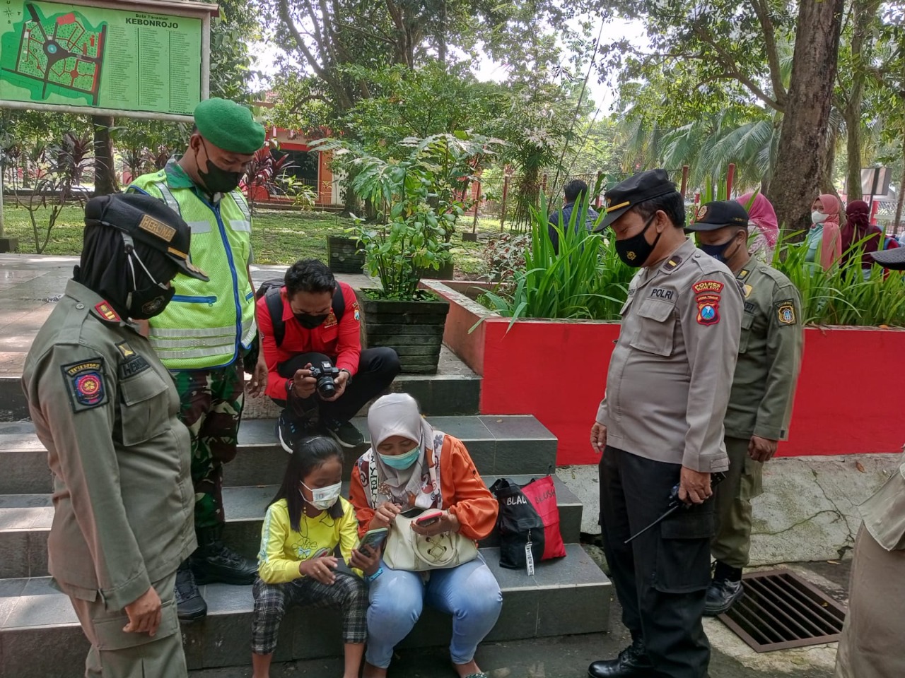 Kodim 0808/Blitar Bersama Personel Polres Blitar Kota dan Satpol PP, Sabtu (21/05/2022), (Foto: V24/Madli)