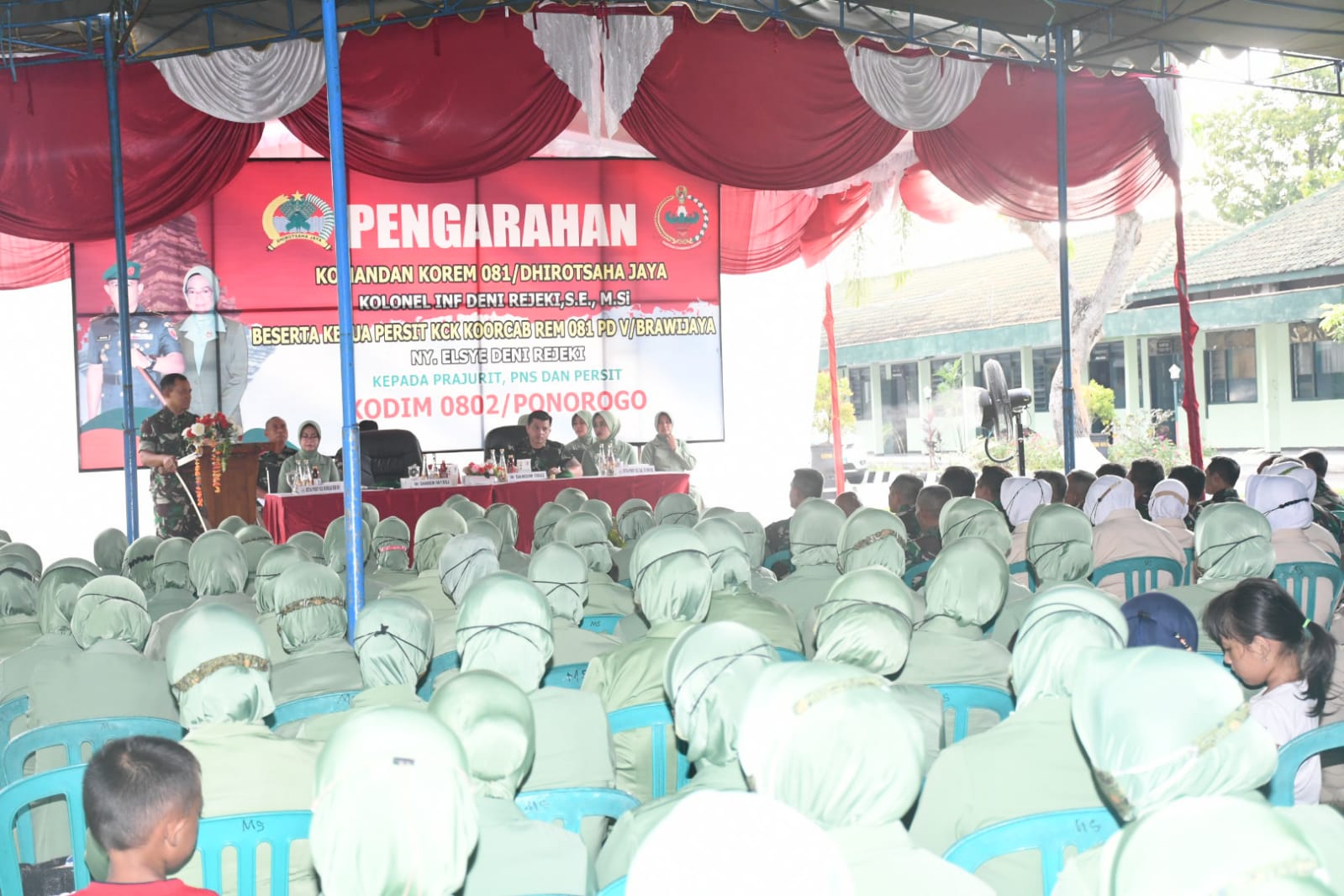 Danrem Bersama Ketua Persit Memberikan Arahannya Kepada Seluruh Prajurit, Senin (23/05/2022), (Foto: V24/AL)