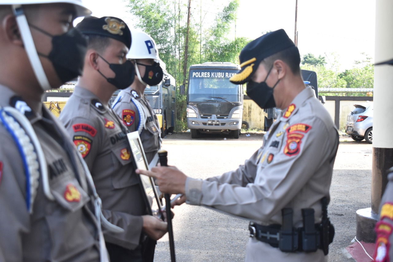 pelaksanakan Upacara PTDH dari Dinas Kepolisian Negara Republik Indonesia, Senin (23/05/2022), (Foto: V24/Dedi)