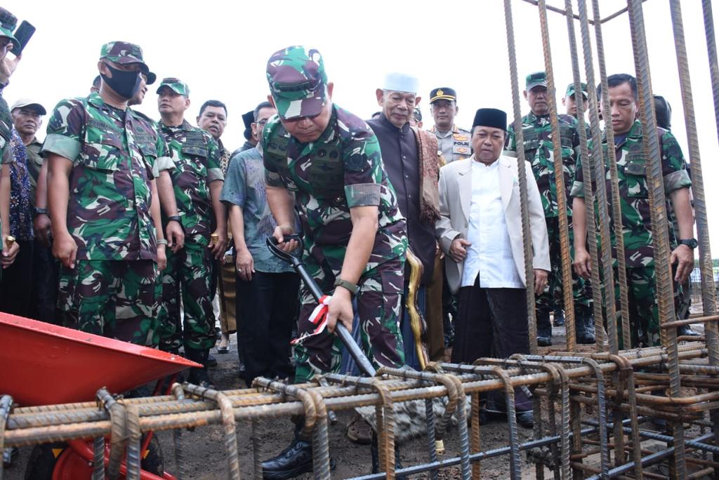 Jenderal TNI Dudung Abdurachman, S.E., M.M., Melakukan Prosesi Peletakan Batu, Selasa (24/05/2022), (Foto: V24/AL)