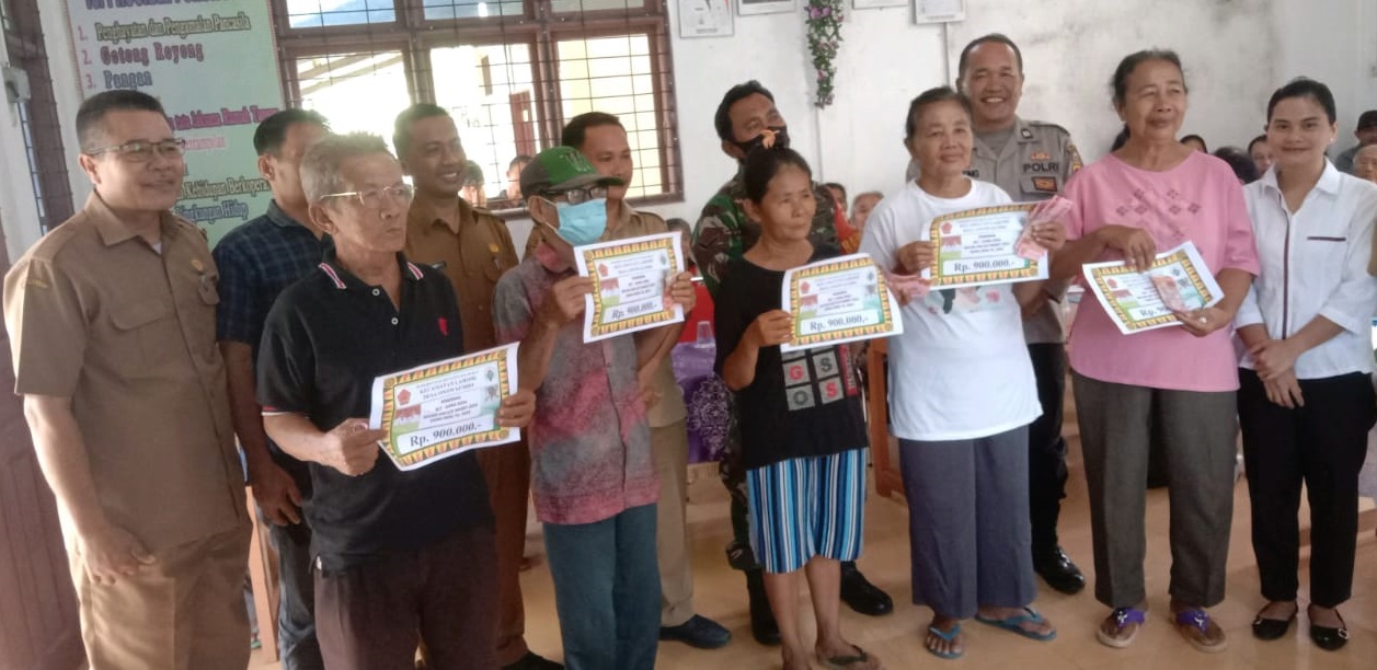 Bantuan Dana Diterima Oleh 66 Keluarga Penerima Manfaat (KPM), Selasa (24/05/2022), (Foto: V24/AL)