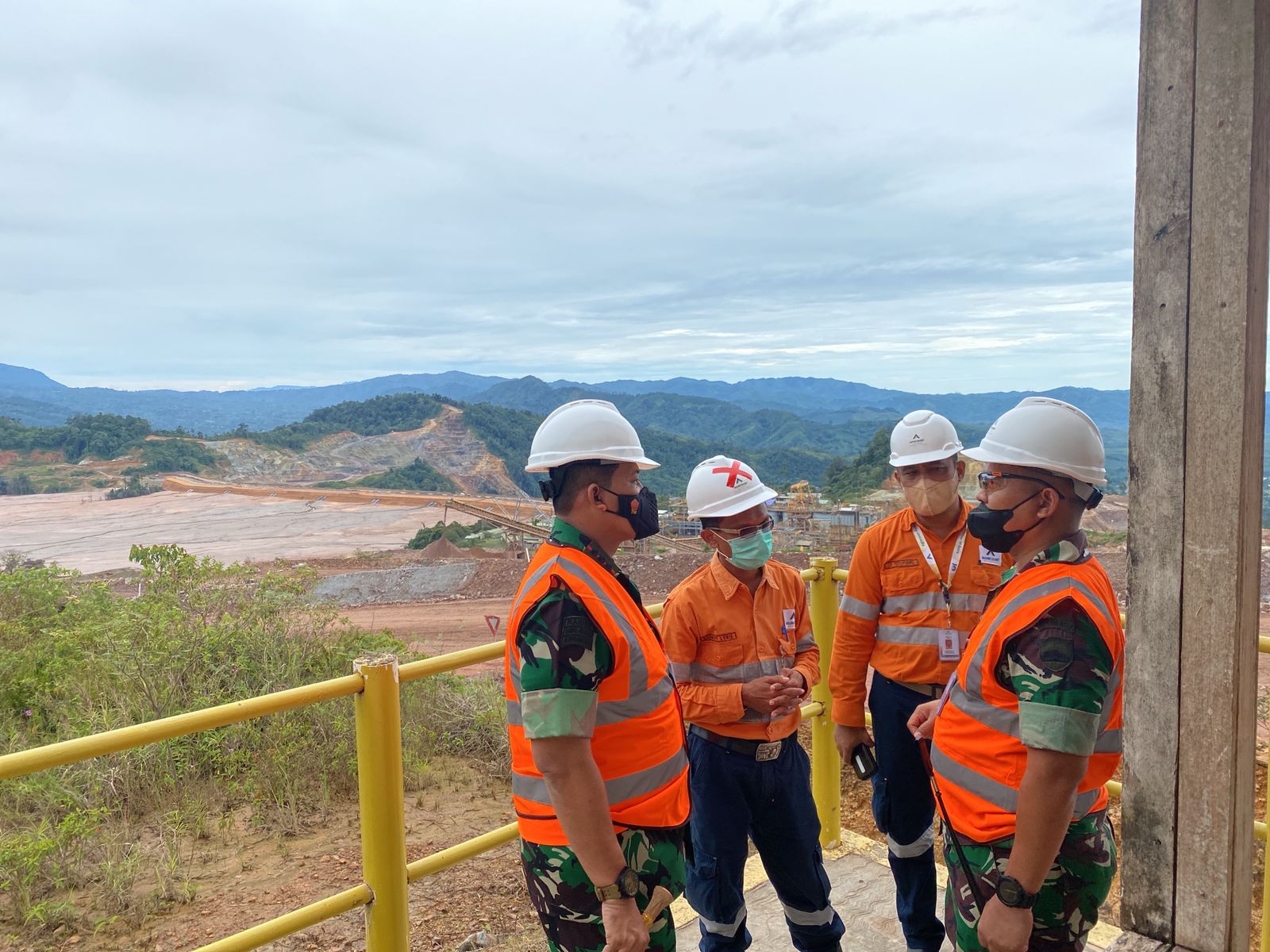 Jajaran Korem 023/KS di Lokasi Tambang Langsung Disambut Oleh General Manager, Rabu (25/05/2022), (Foto: V24/AL)