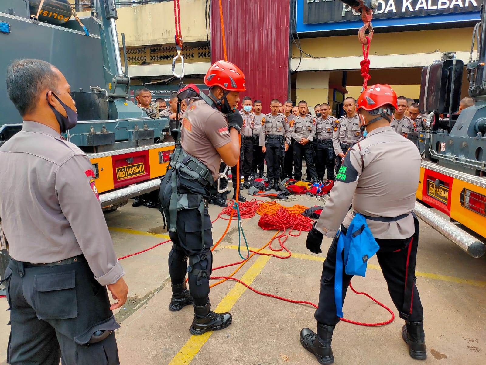 Pelaksanaan Latihan SAR Bertempat di Mako Halaman Direktorat Samapta Polda Kalbar, Rabu (25/05/2022), (Foto: V24/AL)