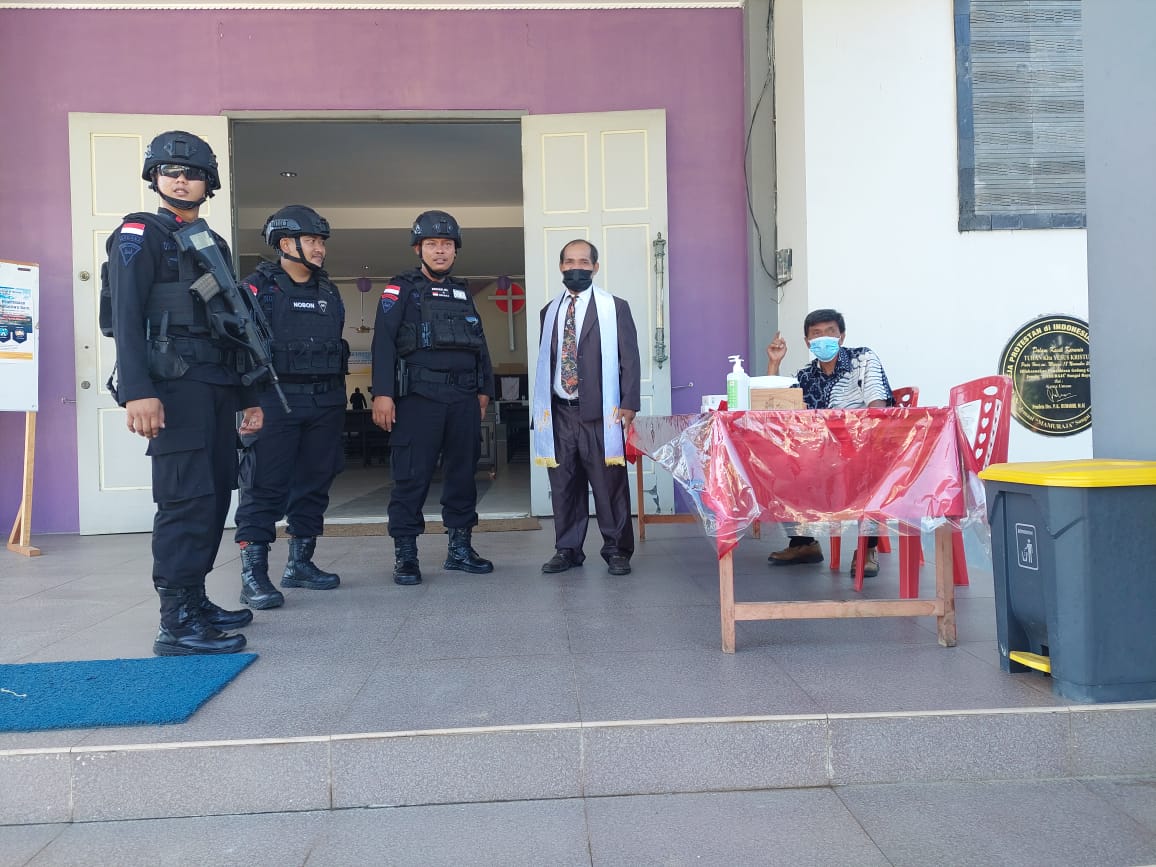 Satbrimob Polda Kalbar Kembali Melaksanakan Patroli Digereja, Minggu (29/05/2022), (Foto: V24/AL)