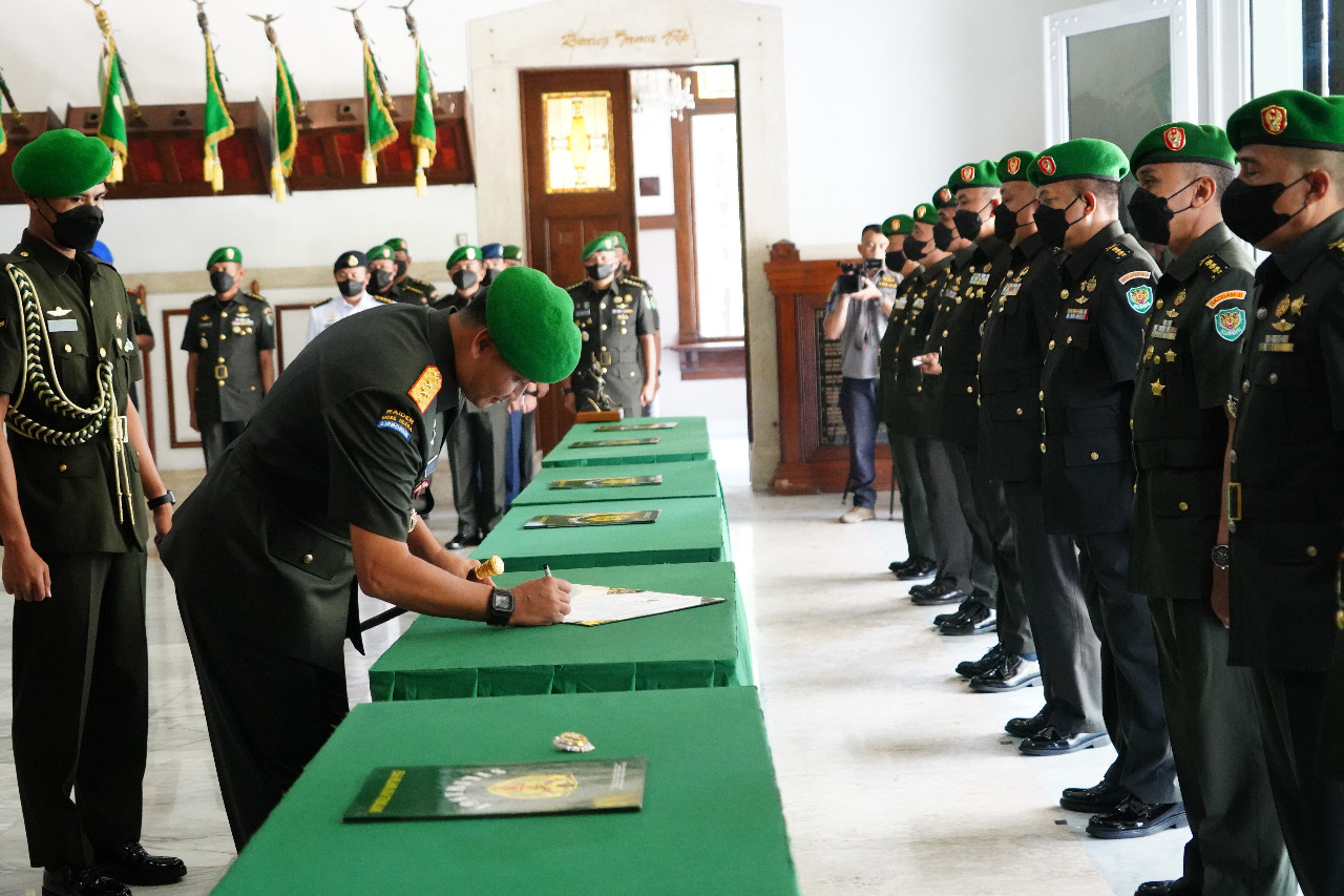 Pejabat Melaksanakan Serah Terima Jabatan, Selasa (31/05/2022), (Foto: V24/AL)