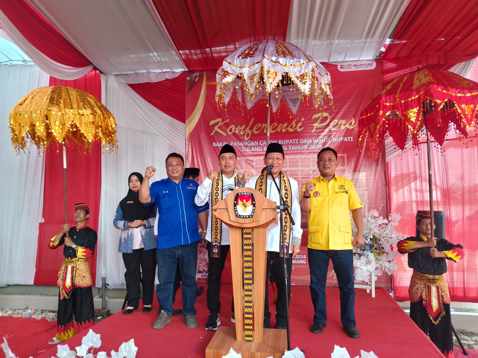 Pasangan Calon (Paslon) Bupati dan Walik Bupati Kabupaten Tulangbawang Qudratul Ikhwan-Hankam Hasan mendaftarkan diri ke kantor KPU Tulangbawang, Rabu (28/8/2024).